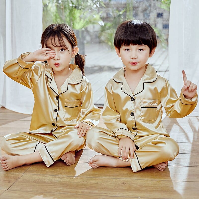 Pyjama à manches longues avec short en soie pour enfant