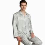 Pyjama de luxe en satin style sobre pour homme_12