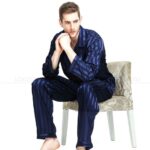 Pyjama de luxe en satin style sobre pour homme_13