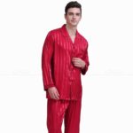 Pyjama de luxe en satin style sobre pour homme_5