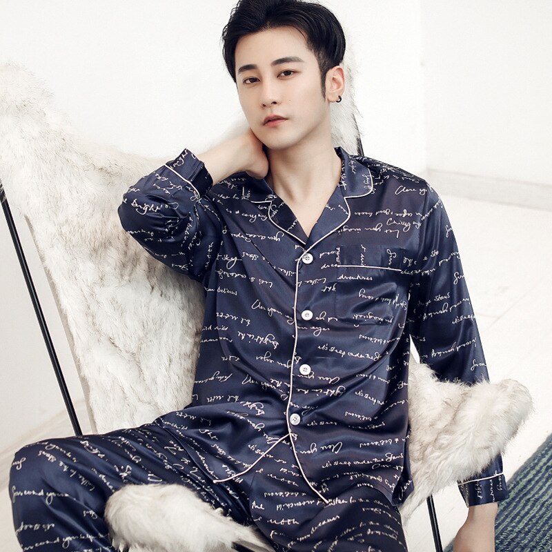 Pyjama de style moderne en soie pour homme