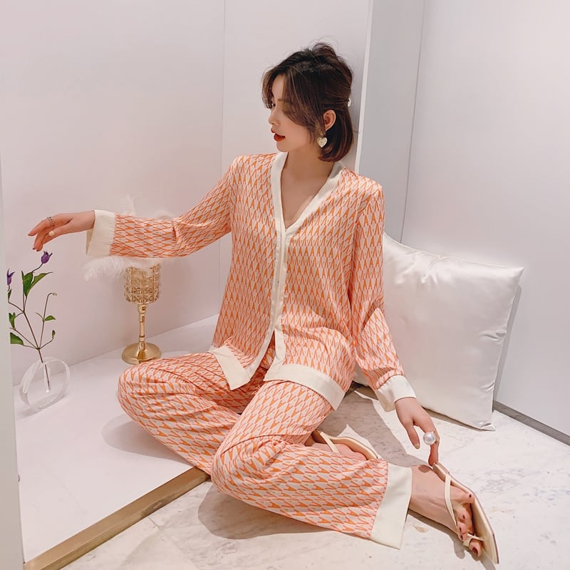 Pyjama deux pièces en soie design de luxe a motif lettre croisée imprimée