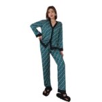 Pyjama deux pièces en soie design de luxe a motif lettre croisée imprimée_6