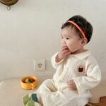 Pyjama en lin et coton pour bébé à col rabattu_5