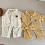 Pyjama en lin et coton pour bébé à col rabattu_7
