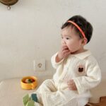 Pyjama en lin et coton pour bébé à col rabattu_8