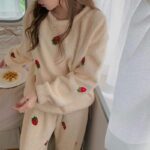 Pyjama en velours à motif fraise pour femmes_6
